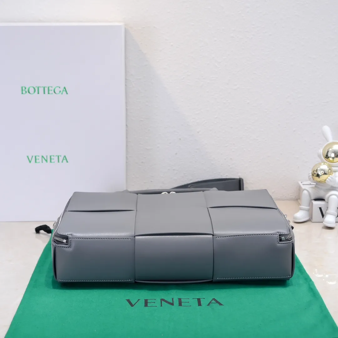 Batch 1880 Bottega Veneta large-lattice men's briefcase. The briefcase is a "value-for-money equipment" that all boys must have as soon as they step out of school. Whether you need to go to the office or go out to discuss business, nothing can better reflect your good taste and financial strength than a simple and elegant briefcase. It can be carried on one shoulder or cross-body to meet your different needs. The capacity is also super 🉑️ Style number: 6801 Size: 36*24*7.5cm